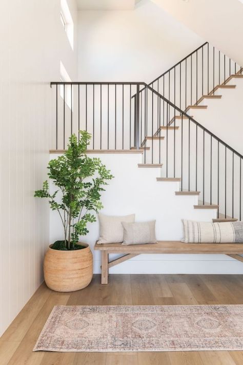 Foyer Ideas Entryway, Beautiful Entryways, Becki Owens, Entryway Table Decor, Small Entryways, Modern Entryway, Stair Case, Foyer Design, Entry Way Design