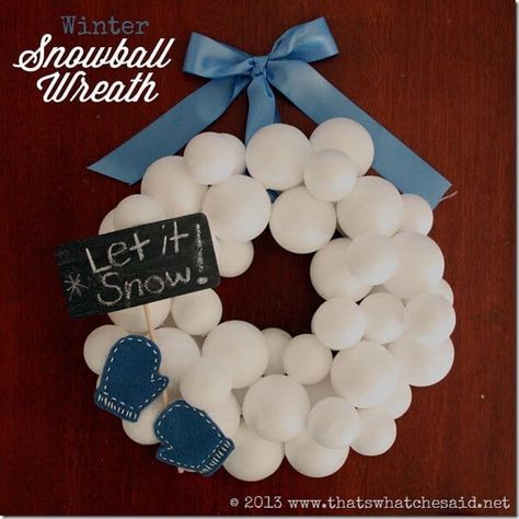 Snowball Wreath, Styrofoam Crafts, Quick Crafts, Felt Christmas Tree, Styrofoam Ball, Halloween Diy Crafts, Winter Diy, Tutorial Diy, Wreath Crafts