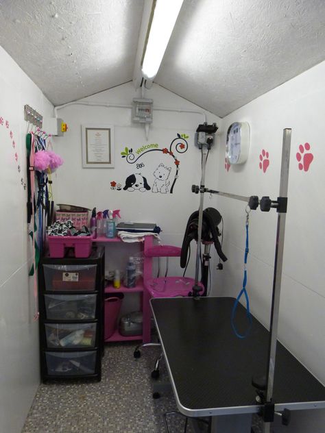 Razzle Dazzle Dog Grooming Grooming Rooms Ideas, Tiny Dog Grooming Salon Ideas, Small Grooming Salon Ideas Design, Dog Grooming Salon Setup, Tiny Grooming Salon, Small Dog Grooming Salon, Cute Dog Grooming Salons, Diy Grooming Table Dog, Diy Dog Grooming Table