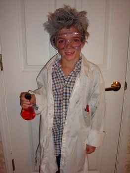 How to Make a Mad Scientist Halloween Costume #scientist #halloween #costume DIY Mad Scientist Halloween Costume, Mad Scientist Costume, Scientist Costume, Mad Scientist Halloween, Diy Halloween Games, Hallowen Costume, Homemade Halloween Costumes, Unique Halloween Costumes, Homemade Costumes