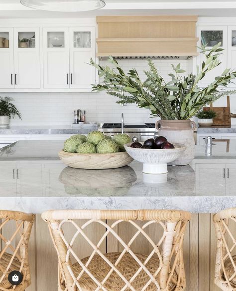 Counter Fruit Bowl, Kitchen Counter Fruit Display, How To Display Fruit On Counter, Fruit Bowl Display Kitchen Counter Space, Fruit Display Ideas Kitchen, Fruit Bowl Ideas Decor Counter Space, Display Fruit On Counter, Buffet Styling Decor, Dining Table Fruit Bowl