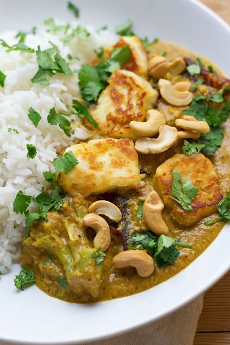 Using halloumi in this creamy cashew nut curry makes a tasty change from a traditional curry. Sprinkle with a handful of whole cashews for an extra crunch. Cashew Broccoli, Halloumi Curry, Broccoli Cashew, Broccoli Curry, Cashew Curry, Veggie Dinner, Weekend Cooking, Vegetarian Curry, Veggie Meals