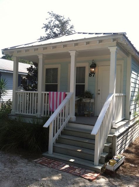 Vintage Beach Cottage, Tiny Beach House, Small Cottages, Dream Beach Houses, Interior Vintage, Beach Shack, Charming House, Beach Cottage Decor, Beach Cottage Style