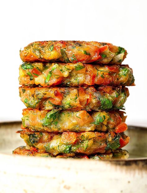 Easy Chickpea Fritters, Pant Based Recipes, Mediterranean Dishes Vegetarian, Greek Vegetable Recipes, Vegan Tomato Recipes, Tomato Patties, Simple Vegetable Recipes, Easy Starters Recipes, Vegtables Dishes Healthy Dinner