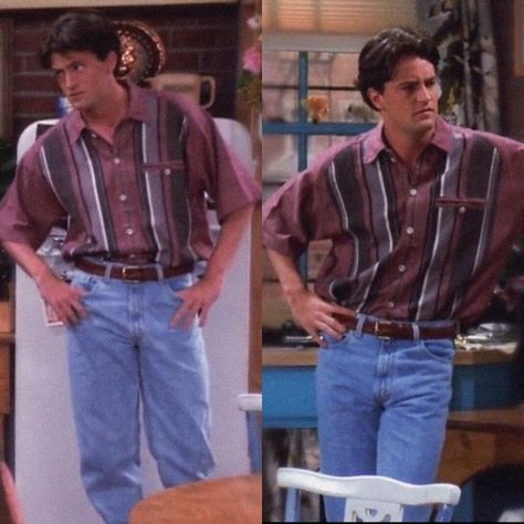 #friends #chandler #friendslook Tucked In Flannel Outfits Men, Friends 80s Outfits, Friends Outfits 90s Men, Friends Mens Outfits, Friends Outfits 90s Chandler, Friends Men Outfits, Chandler Bing 90s, Friends Outfits 90s Joey, Friends Outfits Chandler