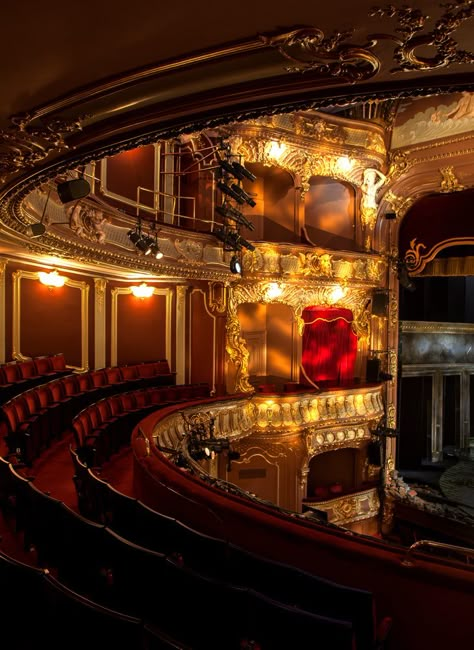 10 Beguiling Images Of London's Iconic Theatres... Totally Empty | Londonist Movie Set Design, Phantom Of The Opera Movie, Theatre Academia, Theatre Inspiration, Apollo Theater, Vintage Theatre, Comedy And Tragedy, London Theatre, Theatre Life