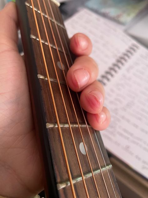 Guitar Hobby Aesthetic, Guitar Hands, Guitar Inspo Pics, Guitar Aesthetic Pic Ideas, Band Aesthetic Guitar, Practicing Guitar Aesthetic, Happy Birthday Clip, Guitar Classes, Snap Streak Ideas Easy