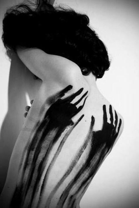 . Black Paint On Body Photoshoot, Painting On Body Photoshoot, Greif In Photography, Body Disphorphia Photography, Female Body Photoshoot Ideas, Abstract Poses Photography, Hand Grabbing Shoulder Reference, Black Paint Photoshoot, Bodyscapes Lighting