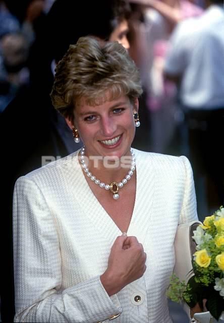 Di Princess Diana Jewelry, Chicken Shed, Princess Diana Wedding, Diana Wedding, Princess Diana Family, Diana Princess Of Wales, Princes Diana, Diana Fashion, Diana Princess