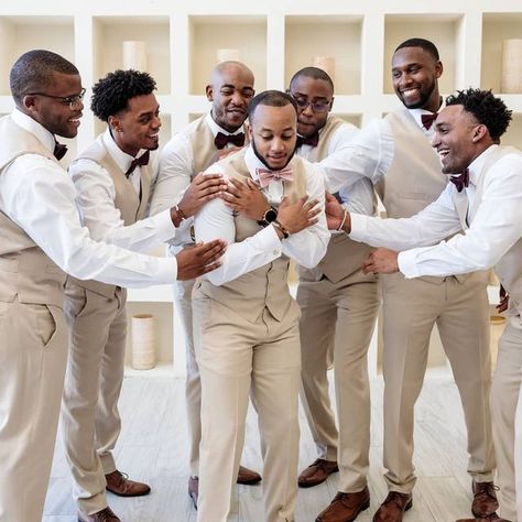 White And Gold Groomsmen Suits, Cream Tuxedo Wedding Groomsmen, Groomsmen Champagne Attire, Groomsmen Attire Champagne, Cream Groomsmen Attire, Champagne Groomsmen Attire, Champagne Bridesmaid Dresses With Grooms, Groomsmen Attire Beach Wedding, Tuxedo Wedding Groomsmen