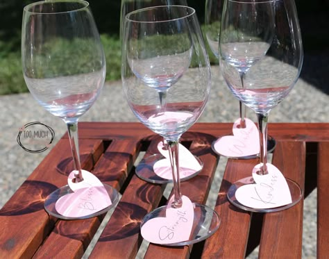 Wine Glass Labels Diy, Paper Wine Glass Tags, Wine Glass Identifiers, Wine Glass Name Tags Diy, Fun Drinking Glasses, Wine Glass Tags Diy, Cricut Table Decorations, Wine Glass Markers Diy, Glass Markers Diy