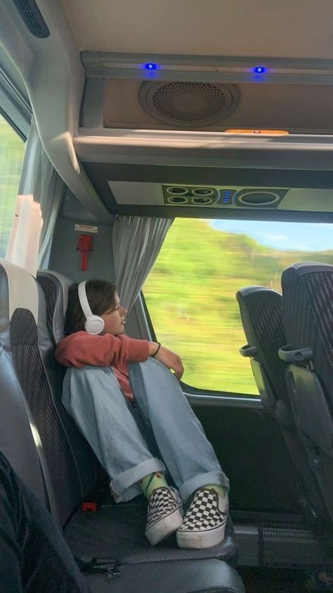 Outfit With Headphones, Headphones Cute, Travel Bus, Jeans Oversize, International Travel Essentials, Alberta Travel, Bus Girl, Oversize Outfit, England Aesthetic