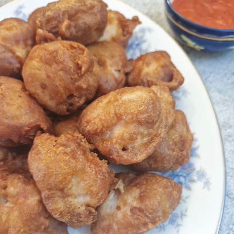 Crispy chicken balls made with chunks of tender chicken breasts, deep-fried in crispy batter. Serve as an appetiser with sweet and sour sauce Easy Tempura Batter Chicken, Keto Batter For Frying, Beer Batter Chicken Tenders, Beer Battered Chicken Tenders, Wet Batter Fried Chicken, Korean Fried Chicken Batter Recipe, Batter For Chicken Tenders, Beer Battered Chicken, Extra Crispy Fried Chicken Batter