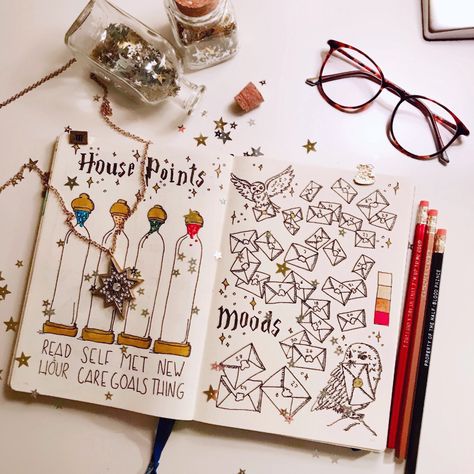 Harry Potter Themed Habit Tracker and Mood Tracker for your Bullet Journal Bullet Journal Calendrier, Harry Potter Journal, Bullet Journel, Bullet Journal 2019, Theme Harry Potter, Bullet Journal Mood, Bullet Journal Aesthetic, Wreck This Journal, Bullet Journal Notebook