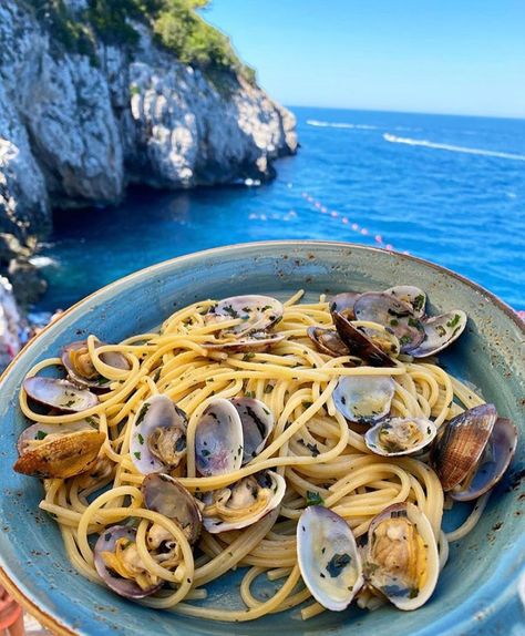 Exploring Italy on Instagram: “Who else enjoys eating spaghetti with vongole? 📸 @saraloveslife_” Eating Spaghetti, Explore Italy, Capri Italy, Art Nature, Japchae, Travel Art, Nature Art, Food And Drink, Capri