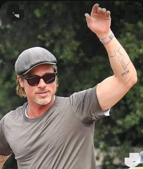 Brad Pitt Tattoo, Left Hand Tattoo, Brad Pitt News, Left Arm Tattoos, C Tattoo, Black Actors, Family Tattoos, Black Silhouette, Name Tattoos