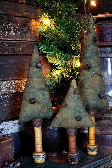 inspiration-at-work: Bobbin trees… Primitive Christmas Patterns, Primitive Tree, Primitive Christmas Tree, Primitive Christmas Decorating, Spool Crafts, Rock River, Primitive Patterns, Primitive Snowmen, Prim Christmas