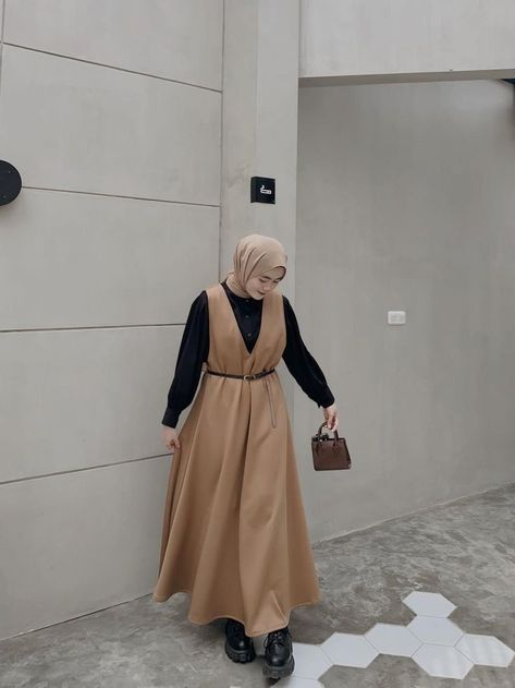 Overalls Outfit Hijab Dress, Muslim Fashion Dress Modern, Modest Fall Outfits, Model Gamis, Street Hijab Fashion, Casual Ootd, Cute Modest Outfits, Muslim Outfits Casual, Modest Summer Outfits