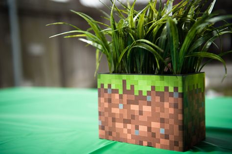 Minecraft Centerpiece, Minecraft Table Ideas, Minecraft Table, Minecraft Bday, Minecraft Party Decorations, Diy Bridesmaid Gifts, Minecraft Decoration, Minecraft Theme, Emoji Birthday Party