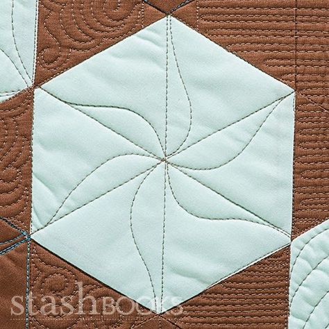 Great hexagon continuous quilting idea Free Motion Quilting Hexagons, Quilting Hexagons Ideas, Quilting Hexagons, Hexagon Quilting Designs, Hexagon Quilt Ideas, Quilting Stitch Patterns, Sewing Machine Quilting, Free Motion Designs, Quilting Stencils