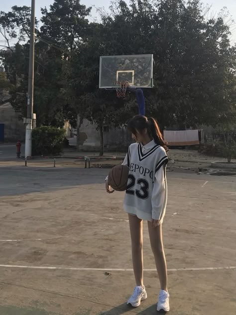 Basketball Aesthetic, Basketball Girl, Bola Basket, Sporty Girl, Basketball Is Life, Love And Basketball, Basketball Pictures, Casual Style Outfits, Teen Fashion Outfits