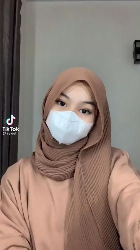 Tutor Pasmina Simple, Toturial Tudung Shawl, Tutorial Pashmina Simple, Hijab Fashion Inspiration Casual Simple, Pasmina Tutorial Simple, Hijab With Mask, Tutorial Pasmina, Pashmina Tutorial, Simple Outfits Hijab