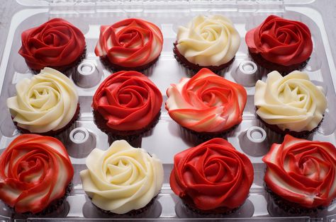 Red velvet cupcakes with assorted color vanilla buttercream rosettes Red Cupcakes Decoration, Red Velvet Cupcake Decorating Ideas, Red Velvet Cupcakes Decoration, Red Velvet Cheesecake Cupcakes, 70th Cake, Strawberry Social, Buttercream Rosettes, Rosette Cupcakes, Birthday Cupcakes Decoration