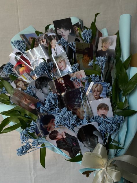 Photo Card Bouquet Kpop, Kpop Bouquet Ideas, K Pop Bouquet, Kpop Flower Bouquet, Bts Flower Bouquet, Photocard Bouquet, Kpop Bouquet, Funny Bouquet, Bts Bouquet