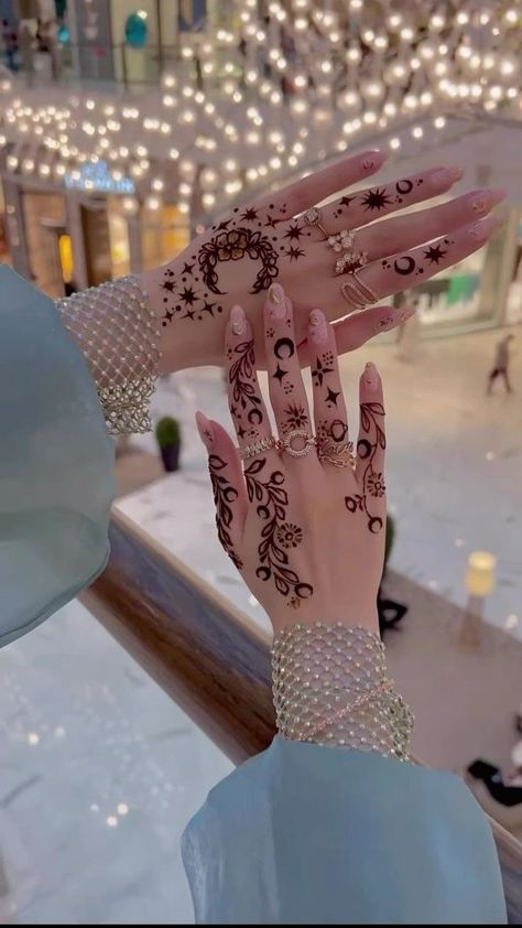 Minimalist Henna Design, Hand Mahendi, Minimalist Henna, Hand Tattoos Ideas, Girly Hand Tattoos, Ramadan Henna, Hand Tattoo Ideas, Wedding Henna Designs, New Henna Designs