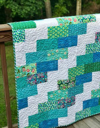 Fleur de Lis Quilts and Accessories: Sunday Quilt Inspiration: Easy Piecing Quilting Blanket, Colchas Quilting, Trendy Sewing Projects, Trendy Sewing Patterns, Jelly Roll Quilt Patterns, Quilt Modernen, Easy Quilt, Beginner Quilt Patterns, Lap Quilts