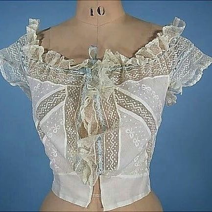 An easy and genius way to turn handkerchiefs into an airy lace top - the Edwardian handkerchief camisole is perfect for hot summer days! Corset Cover, Regency Era Fashion, Regency Fashion, Mode Boho, Antique Dress, Victorian Clothing, Lace Lingerie Set, Edwardian Fashion, Moda Vintage