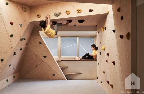 Hide and Climb Residence in Taiwan Features Rock Climbing Wall for Kids Climbing Wall Kids, Home Climbing Wall, Bouldering Wall, Kids Climbing, Rock Climbing Wall, Built In Furniture, Rock Wall, Climbing Wall, Toddler Room