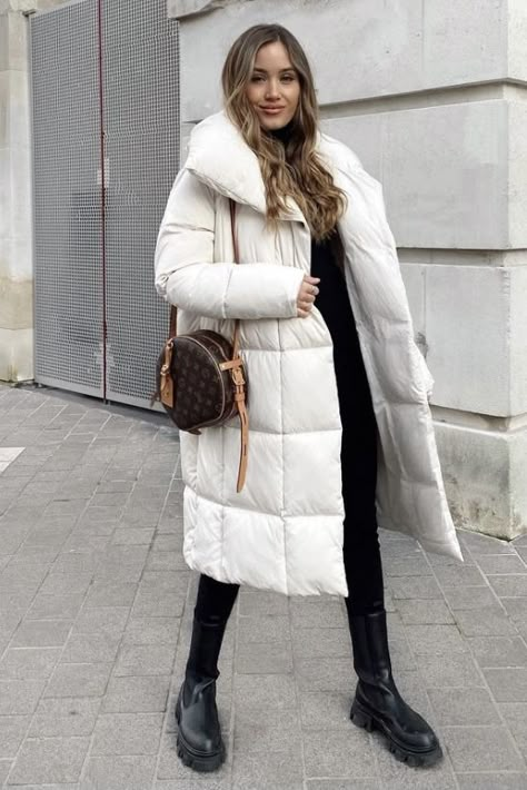 Top 10 Winter Fashion Trends 2021-2022 - Your Classy Look Longline Puffer Jacket Outfit, Winter Coats Women Cold Weather, Winter Casual Outfits For Women, Outfits With Fur, Trending Winter Outfits, Warm Winter Clothes, Winter Fashion 2022, White Puffer Coat, Stylish Winter Coats