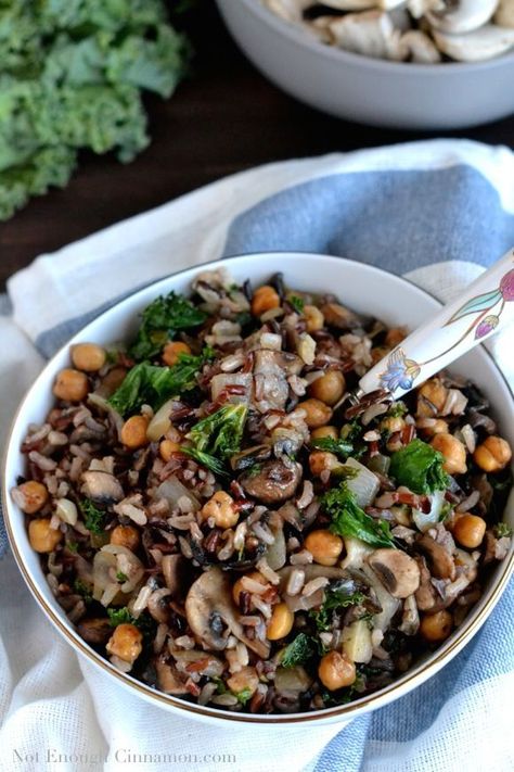 Kale, Mushroom and Roasted Chickpea Rice Bowls: a delicious, hearty and healthy vegetarian recipe. Ration Recipes, Chili Vegetarian, Lasagna Vegetarian, Chickpea Rice, Kale Mushroom, Cinnamon Healthy, Recipe Lasagna, Grain Bowl Recipe, Pasta Vegetarian