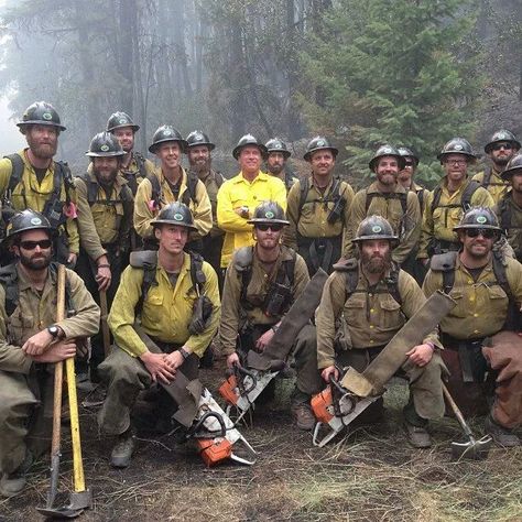 Arnold and the hotshots Wild Land Firefighter, Firefighter Images, Firefighter Photography, Wildland Firefighting, Firefighter Training, Project 2025, Firefighter Pictures, Firefighter Emt, Wildland Fire