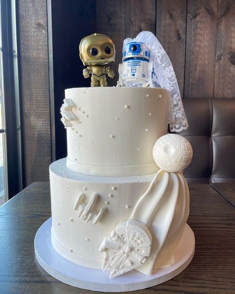 @sweet_corner_by_kelly_godoi Star Wars Themed Wedding Cake, Wedding Cake Topper Star Wars, May The Fourth Wedding, Star Wars Groom Cake, Star Wars Wedding Ceremony, Star Wars Wedding Cake Ideas, Wedding Cake Star Wars, Nerd Wedding Cake, Star Wars Grooms Cake