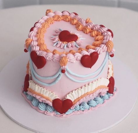 Vintage Buttercream Cake, Retro Cakes, Heart Cake Designs, Victorian Cake, Vintage Cake Decorating, Victorian Cakes, Vintage Heart Cake, Bolo Vintage, Fake Cakes