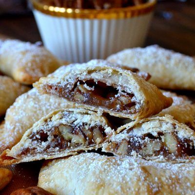 Pecan Hand Pies, Mini Hand Pies, Pecan Pie Filling, Apple Hand Pies, Refrigerated Pie Crust, Easy Pie, Dessert Tray, Hand Pies, Air Fryer Recipes Easy