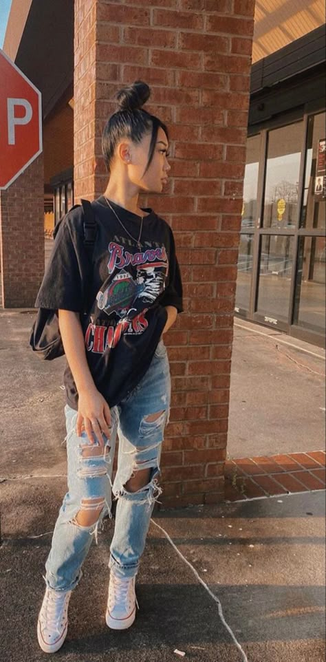 Ripped Jeans Graphic Tee Outfit, Baggy Ripped Jeans Outfit Summer, Baggy Band Tee Outfit, Outfits For Women Baggy, Ripped Jeans Outfit Summer, Baggy Ripped Jeans Outfit, Ripped Jeans Aesthetic, Jeans Outfit Baggy, Outfit With Cargo Pants