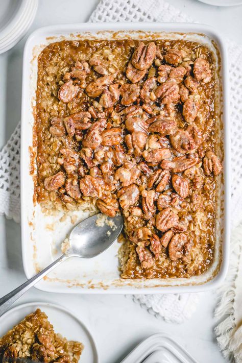 Pecan Pie Baked Oatmeal (250 cals or 8 #wwpoints) - This hearty and healthy baked oatmeal recipe is topped with an irresistible ooey-gooey pecan pie topping, making it the perfect holiday breakfast recipe to make for overnight guests or bring to brunch! Baked Oatmeal Recipes Breakfast, Pecan Pie Topping, Healthy Baked Oatmeal, Pie Topping, Baked Oatmeal Healthy, Baked Oatmeal Recipe, Breakfast Oatmeal Recipes, Baked Oatmeal Recipes, Oatmeal Recipe