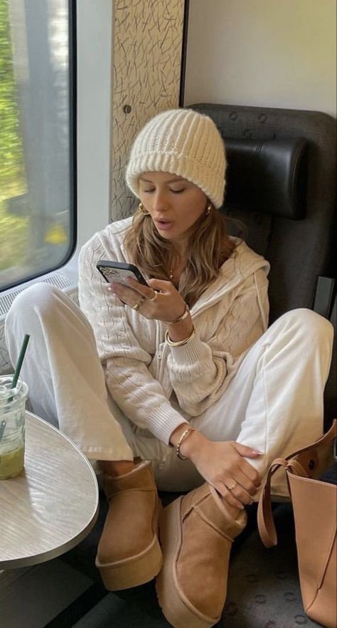 Outfits For Snowy Weather Winter Style, New England Winter Outfit, White Beanie Outfit, Cream Sweater Outfits, Winter Beanie Outfit, Comfy Winter Fits, Cold Weather Outfits Comfy, Ugg Boot Outfits, California Winter Outfits