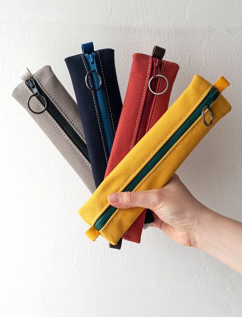 Pencil Case Ideas, Small Pencil Case, Pencil Case Sewing, Fabric Pencil Case, Bags Inspiration, Leather Zipper Pouch, Canvas Pencil Case, Pencil Organizer, Leather Pencil Case