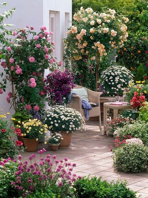 Flower Garden Design Ideas, Sloped Garden, Flower Garden Design, Garden Design Ideas, Garden Containers, Beautiful Flowers Garden, Backyard Garden Design, Easy Garden, Garden Layout