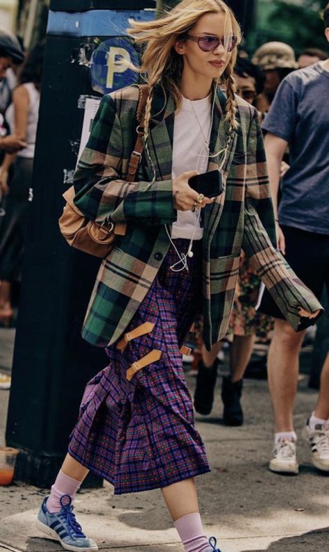 Colorful Sportswear, Clashing Patterns, Tartan Blazer, Sportswear Outfits, Pattern Outfits, Campaign Fashion, Outfit 90s, Paris Fashion Week Street Style, Quirky Fashion