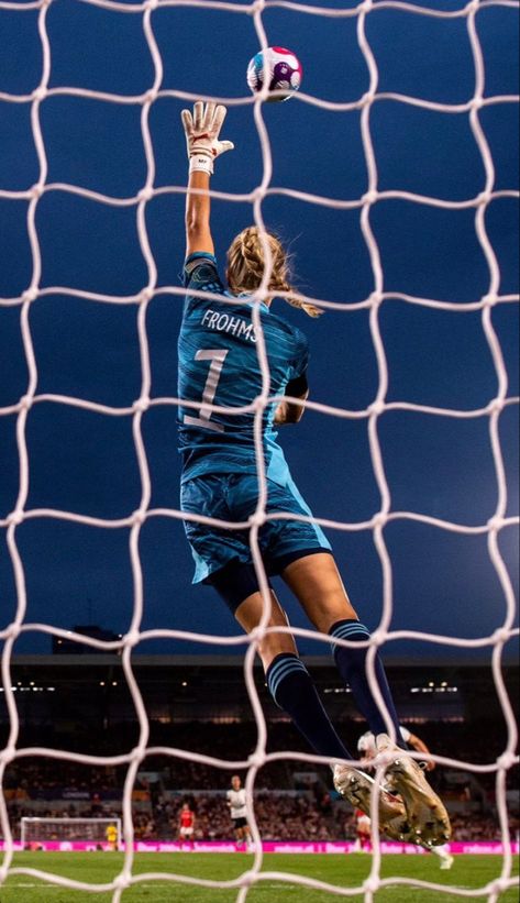 Womens Soccer Wallpaper, Womens Football Aesthetic, Female Goalkeeper, Goalkeeper Aesthetic, Merle Frohms, Lena Oberdorf, Goalie Soccer, Soccer Poses, Soccer Goalkeeper