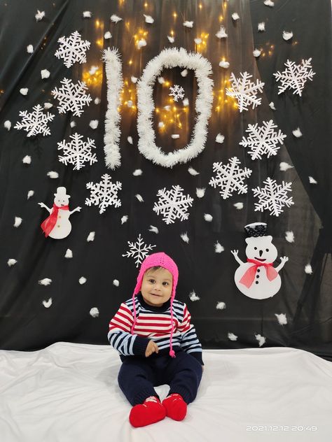 Winter Milestone Baby Picture, Christmas Theme Photoshoot Baby, Winter Photoshoot Ideas For Baby, 10 Month Photoshoot Ideas, Winter Theme Baby Photoshoot, Christmas Theme Baby Photoshoot, 10 Month Baby Photoshoot, Monthly Ideas, 11 Month Old Baby