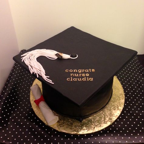 Graduation cap cake @avenje Black Graduation Cakes, Buttercream Graduation Cake, Graduation Cap Cake, Grad Cakes, Graduation Cake Designs, Buttercream Cake Designs, Cap Cake, Graduation Crafts, Graduation Cookies