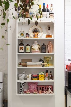 Shelf Filler Ideas, Display Knick Knacks, Bedroom Knick Knacks, Bedroom Pallet Ideas, Maximalist Shelf, Knick Knack Display Ideas, Eclectic Shelf Decor, Knick Knack Display, Shelf Fillers