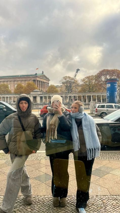 Winter Outfits Vienna, Berlin October Outfit, Munich Germany Outfits Fall, Winter Berlin Outfit, Berlin Winter Fashion, Vienna Aesthetic Outfits, Berlin Winter Aesthetic, Berlin Outfit Aesthetic, Chantal Core