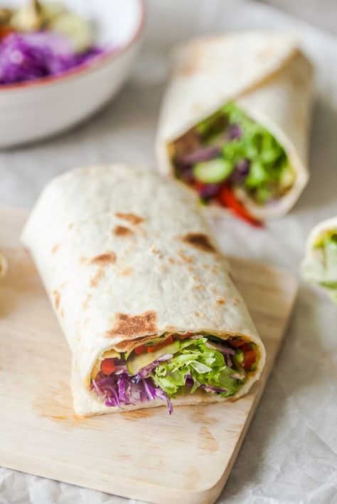 Grilled Veggies Tortilla Wraps with grilled zucchini and peppers, purple cabbage and salad. Super easy to make! Roasted Veggie Wrap Recipe, Cream Cheese Tortilla Roll Ups, Fresh Wraps, Veggie Wrap Recipe, Tortilla Wrap Recipes, Wraps Recipes Vegetarian, Delicious Wraps, Veggie Plate, Veggie Snacks